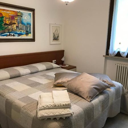 Casa Mary Due - Trilocale Con Giardino Privato A Due Passi Dal Lago Сирмионе Экстерьер фото