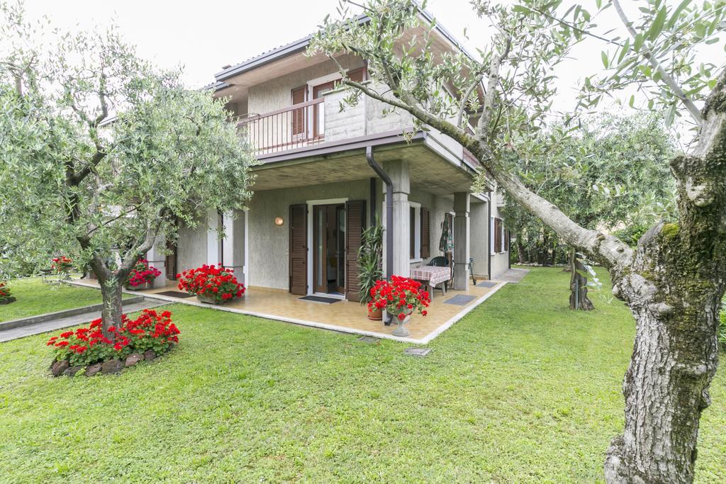 Casa Mary Due - Trilocale Con Giardino Privato A Due Passi Dal Lago Сирмионе Экстерьер фото