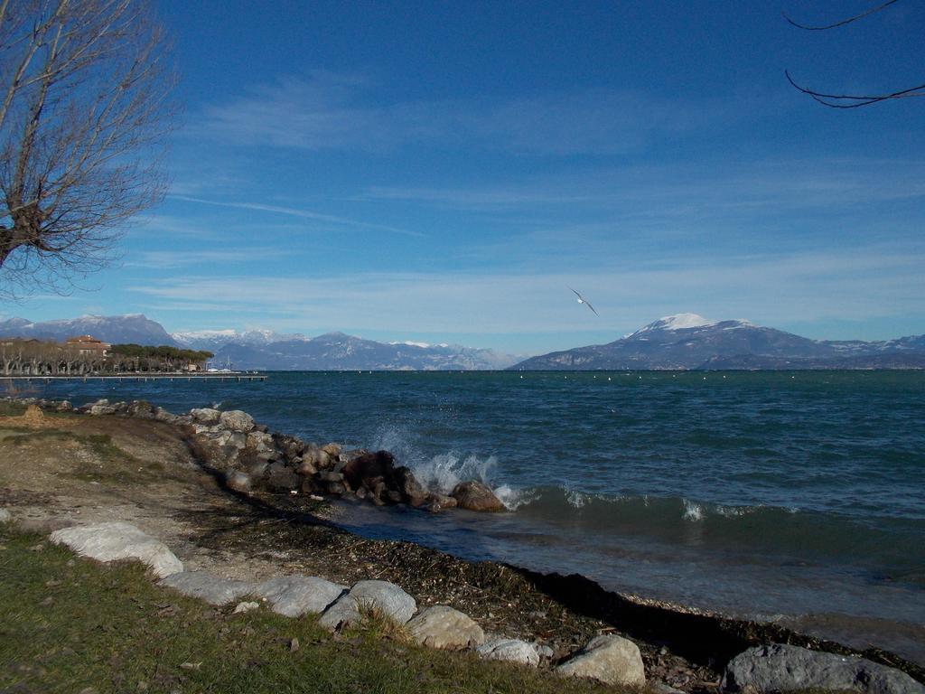 Casa Mary Due - Trilocale Con Giardino Privato A Due Passi Dal Lago Сирмионе Экстерьер фото
